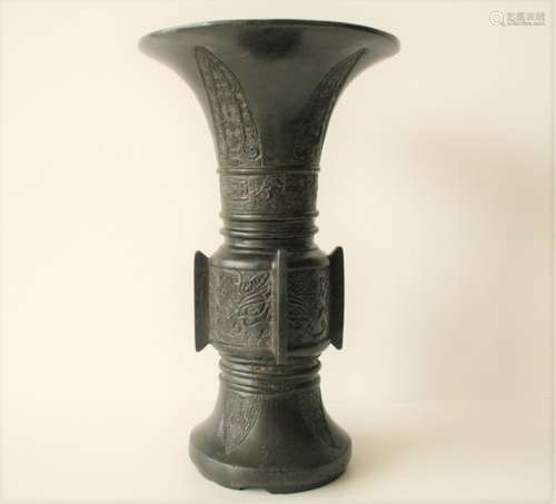 Vase Gu en bronze, Chine, XIXe - La partie centrale à décor de masques de taotie et [...]