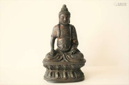 Statuette de Bouddha en bronze, Chine, XVIIe, Représenté assis en padmasana sur une [...]