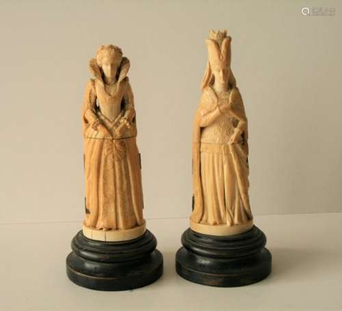 Paire de statuettes en ivoire figurant deux personnages féminins, la base s'ouvrant [...]