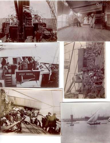 Ensemble de près d'une centaine de photos de voyage et de bateaux vers 1880-1890, la [...]