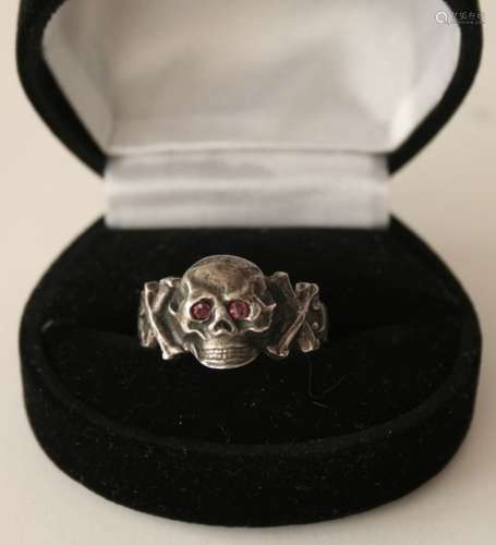 Rare bague originale allemande dite Totenkopf, tête de mort et fémurs, seconde [...]