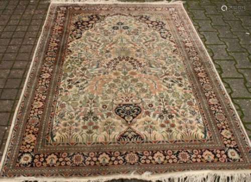 Tapis en soie - Dimensions : 186 x 128 cm - Silk carpet - Dimensions: 186 x 128 cm - [...]