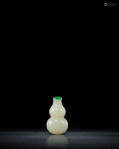 18th/19th century A fine white jade double-gourd snuff bottle