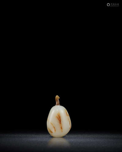 18th/19th century A white and russet jade pebble-form snuff bottle