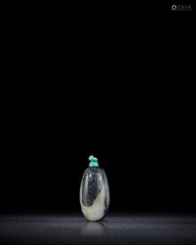 18th/19th century A very fine black and white jade gourd-shaped snuff bottle