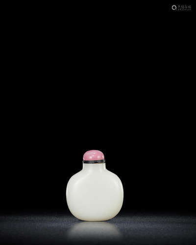 18th/19th century A fine white jade snuff bottle