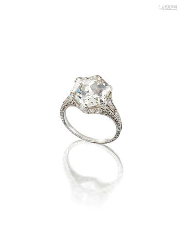 A Belle Époque Diamond Single-Stone Ring,  Circa 1910