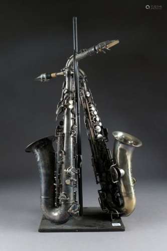 Deux Saxophones. L'un en métal argenté à la signat…