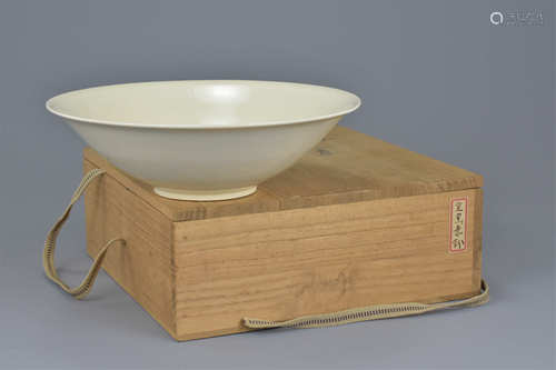 Fine Chinese Ding-type Porcelain / Stoneware Bowl in Japanese wooden box thinly-potted and coated al