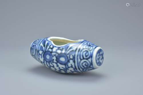 Chinese Early 19th century Blue and White Porcelain Bird Feeder, 9cms long