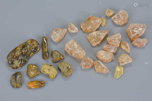 Approx. 28 natural unpolished amber stone pieces. (28)