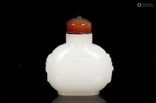 WHITE GLASS SNUFF BOTTLE