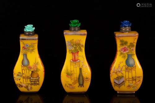 THREE YELLOW GLASS SNUFF BOTTLES