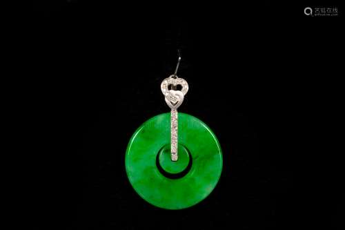 JADEITE CARVED DOUBLE DISC PENDANT WITH 18K WHITE GOLD AND DIAMOND AND AIGL CERTIFICATE WI84618