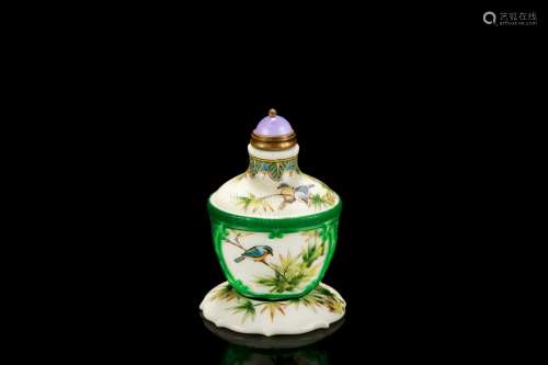 FAMILLE ROSE GREEN GLASS OVERLAY SNUFF BOTTLE WITH STAND
