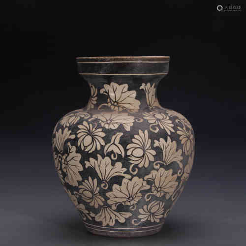 A Chinese Jizhou-Type Glazed Black and White Porcelain Vase