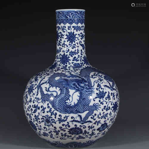 A Chinese Blue and White Porcelain Vase