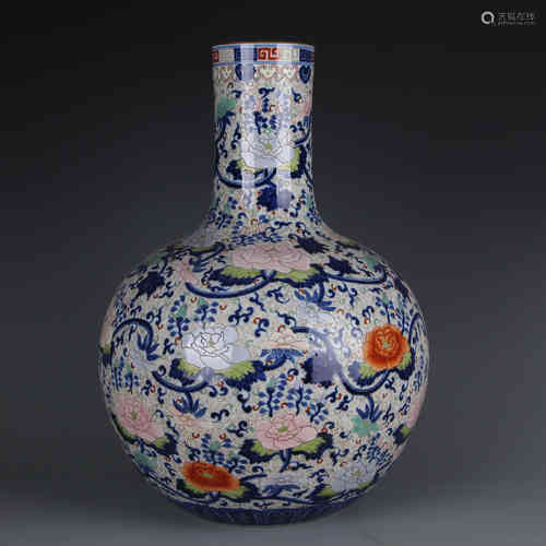 A Chinese Dou-Cai Glazed Porcelain Vase