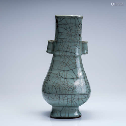 A Chinese Ge-Type Glazed Porcelain Vase