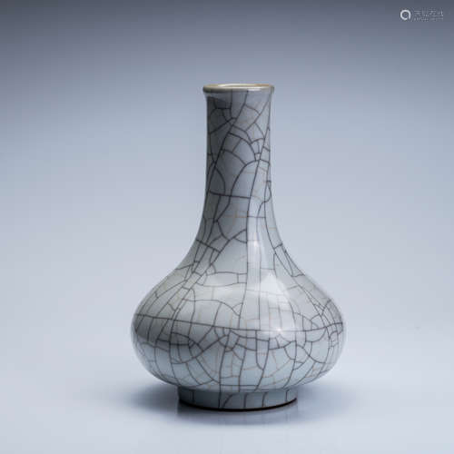 A Chinese Ge-Type Glazed Porcelain Vase