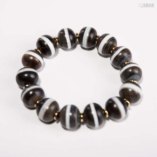 A Chinese Carved Agate Bracelet