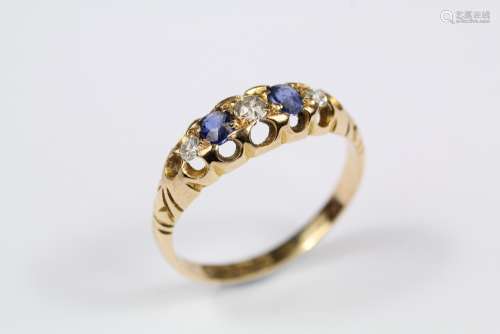 Antique 18ct Gold Sapphire and Diamond Ring, the cornflower blue sapphire measures approx 4 x 3 mm with approx 1 x 7 pts of of dias, 2 x 3
