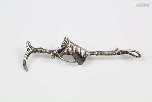 A Silver Stock Pin, mounted with a horses head, approx 65mm, approx 5 gms