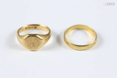 A Gentleman's 18ct Gold Signet Ring, size J together with a 22ct wedding band size P, approx 10