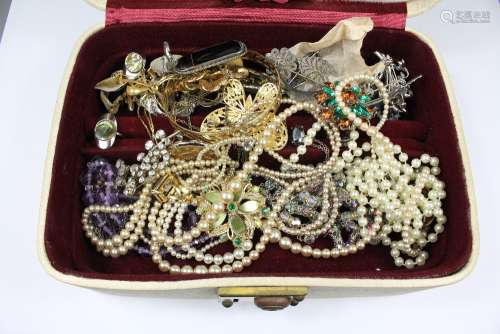 Miscellaneous Costume Jewellery, including rings, brooches, bangles etc
