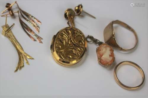 Miscellaneous 9ct Gold Jewellery, including a cameo pendant, locket, signet ring, wedding band and three pairs of earrings, approx 13