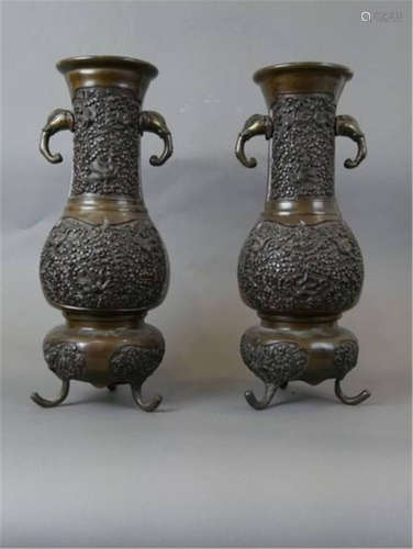 CHINE XIXème Paire de vases balustre tripodes en b…