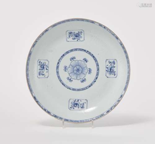 Grand plat, Chine, dynastie Qing (1644-1912) - Porcelaine émaillée bleu blanc à [...]