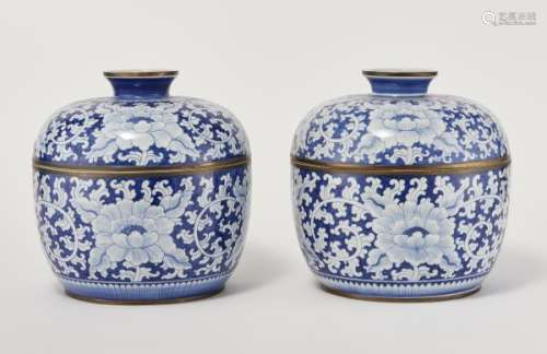 Deux grands bols couverts, Chine, XXe s - Porcelaine émaillée bleu blanc, cercles [...]