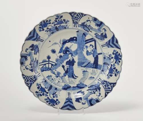Grand plat, Chine, début XXe s, marque Kangxi apocryphe - Porcelaine bleu blanc à [...]