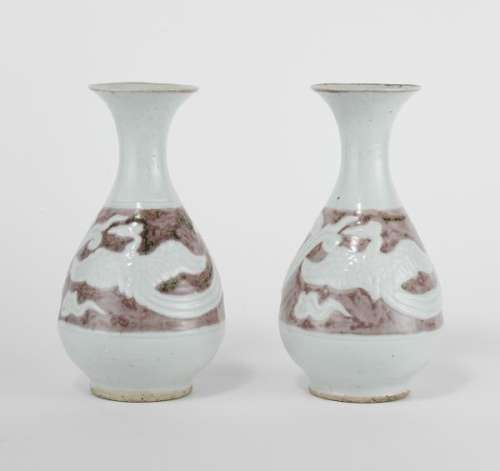 Paire de vases yuhuchun, Chine dans le style de la dynastie Yuan - Porcelaine [...]