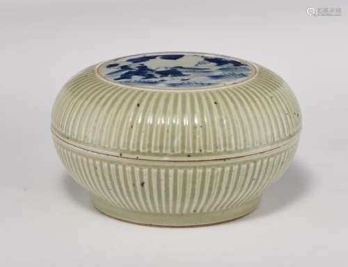Boîte ronde, Chine, dynastie Qing (1644-1912) - Porcelaine émaillée céladon à [...]