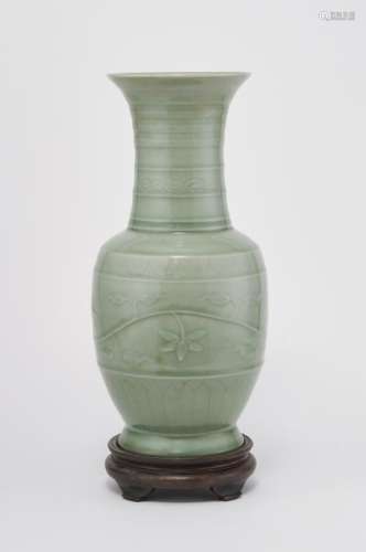 Vase à long col, Chine, XIXe s - Porcelaine céladon à décor floral stylisé en [...]