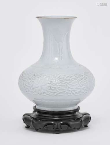 Vase, Chine, XIXe s - Porcelaine céladon clair à décor floral stylisé en léger [...]