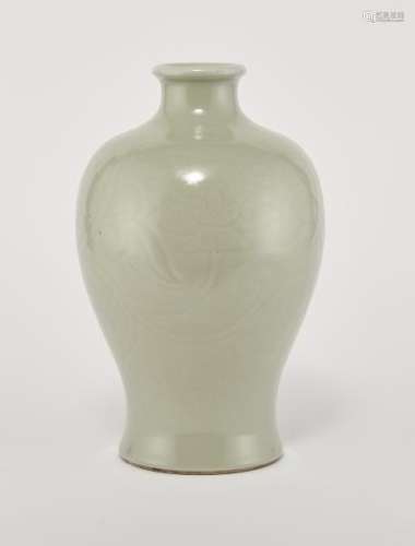 Vase balustre, Chine, XIXe s - Porcelaine émaillée céladon à motif floral [...]