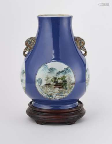 Vases de forme hu, Chine marque Qianlong apocryphe - Porcelaine émaillée [...]