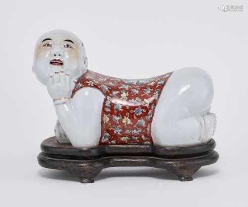 Oreiller en forme de hoho, Chine - Porcelaine émaillée polychrome, L 26 cm -