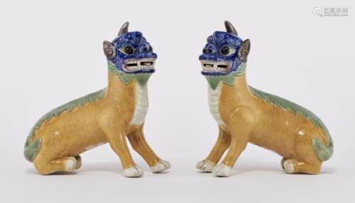 Paire de chiens de fô, Chine, XIXe s - Céramique émaillée bleue, verte et jaune, [...]