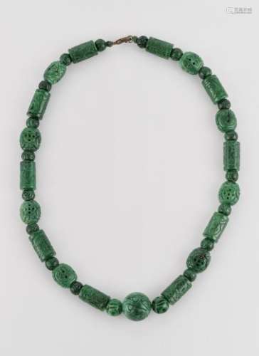 Collier de perles de jade, Chine, circa 1900 - Sculptées de motifs, L 52 cm -