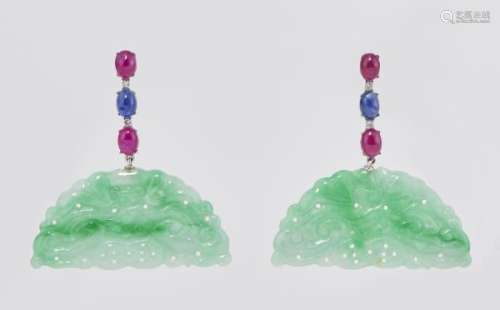 Paire de pendants d'oreilles en croissant, Chine - Jade vert, cabochon de saphirs et [...]