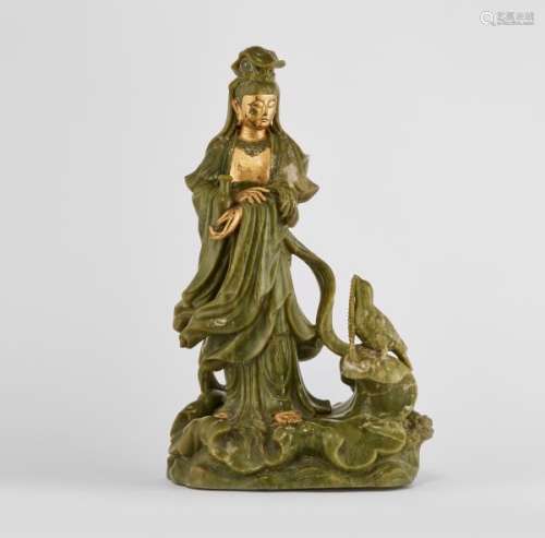 Grande guanyin, Chine - Jade sculpté et doré, H 45 cm -