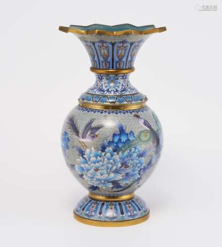 Vase balustre en cloisonné, Chine, XXe s - Cuivre et émaux polychromes à décor [...]
