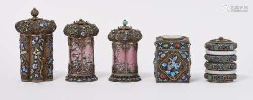 Cinq boîtes, Chine, dynastie Qing (1644-1912) - Argent, émail, cabochons de [...]