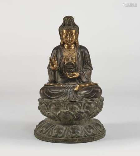 Bouddha accroupi sur une base lotus, Chine, XXe s - Bronze doré, H 77 cm -