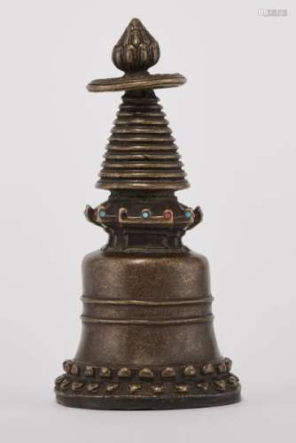 Stupa miniature, Tibet - Bronze et cabochons de pierre, H 19 cm -