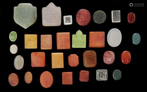 30 sceaux, Iran, époque Qajar (1786–1925) - Cornalines et pierres diverses, [...]